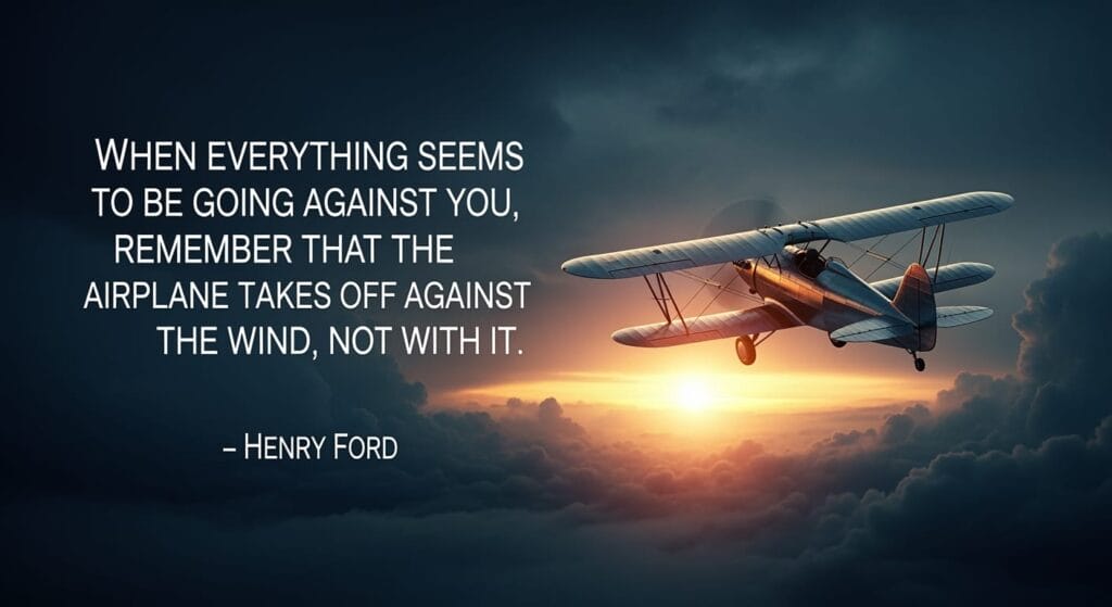 Ein alter Doppeldecker fliegt bei Sonnenuntergang über den Wolken. Ein motivierendes Zitat von Henry Ford lautet: "Wenn alles gegen dich zu laufen scheint, erinnere dich daran, dass das Flugzeug gegen den Wind abhebt, nicht mit ihm." Der Himmel ist dramatisch mit dunklen Wolken und goldenem Sonnenlicht.