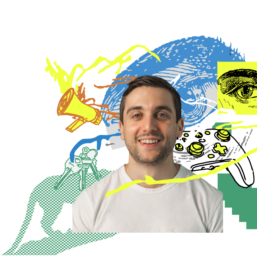 Bild von Justin Welsh von seiner Website Ein lächelnder Mann in einem weißen T-Shirt steht in der Mitte über einer bunten Collage mit einem Megaphon, einem illustrierten Auge, einem Videospiel-Controller, einer Kamera und abstrakten Linien auf hellem Hintergrund. Das Design vermittelt Kreativität und Multimedia-Themen.